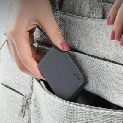 Pin dự phòng Aukey Spark Sling 10000mAh 15W Lite Slim tích hợp cáp USB-C PB-Y53